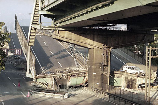 حسارات فراوانی در زلزله کوبه به پل های شهری وارد شد