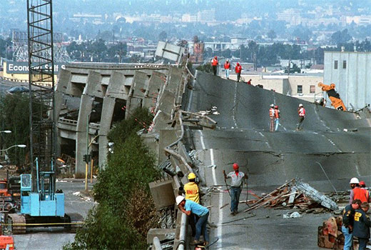 حسارت های شدید به پل ها و شریان های ارتباطی در زلزله مدیریت بحران را دچار چالش می کند.